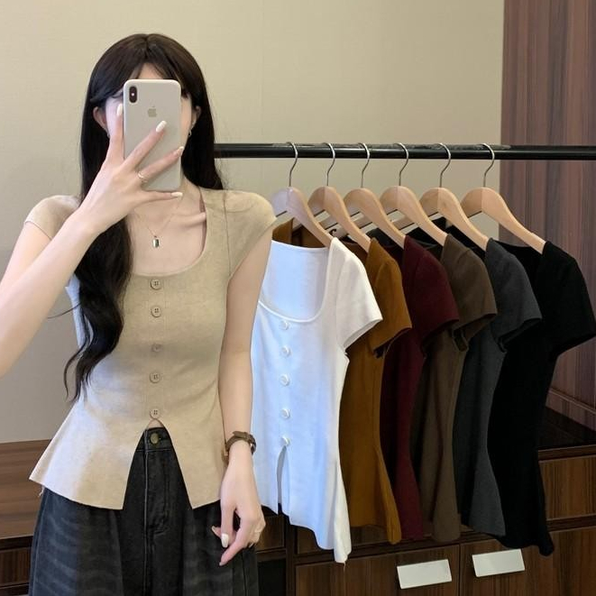 👚Anna👚 เสื้อยืดคอเหลี่ยมแขนสั้นถัก กระดุมหน้า ชายผ่า และผ้าที่ยืดหยุ่นเพื่อการสวมใส่ที่ง่ายดาย D415