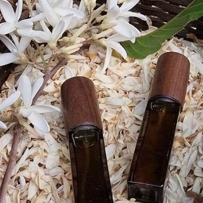 สร้อยบุษรา/น้ำหอม Niche ปรุงจันทน์กะพ้อ 10 ml  (กลิ่นหอมสกัดจากดอกจันทน์กะพ้อสด)