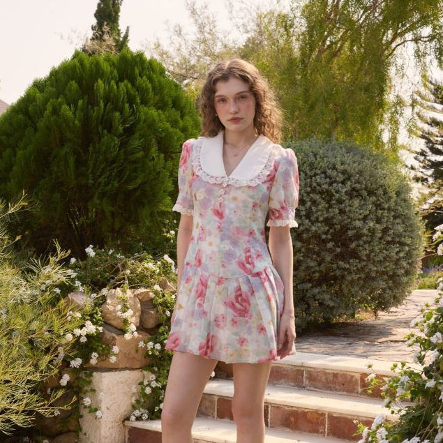 La Mignonne (XS-3XL) Floral Iris Dress เดรสใส่เที่ยว ลายดอกไม้โทนพาสเทล มาพร้อมคอปกลูกไม้  ทำให้ชุดดึงดูดความสนใจ
