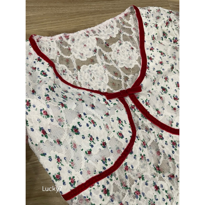 BY IRA (6228) 💥พร้อมส่ง💥 เสื้อครอปแขนสั้นคอวี ติดโบว์ Mini น่ารัก ลวดลายดอกไม้ลูกไม้ เสื้อรัดรูป รัดเอว ตัดขอบ - รูปที่ 7