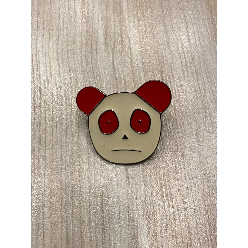 เข็มกลัด “pin” ยี่ห้อ Marc Jacobs มือ2 ของแท้ 💯% ซื้อจาก Shop Marc Jacobs