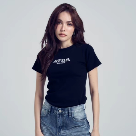 Atipashop - FLUFFY ATIPA TOP เสือยืด คอกลม แขนสั้น ปักโลโก้ขน