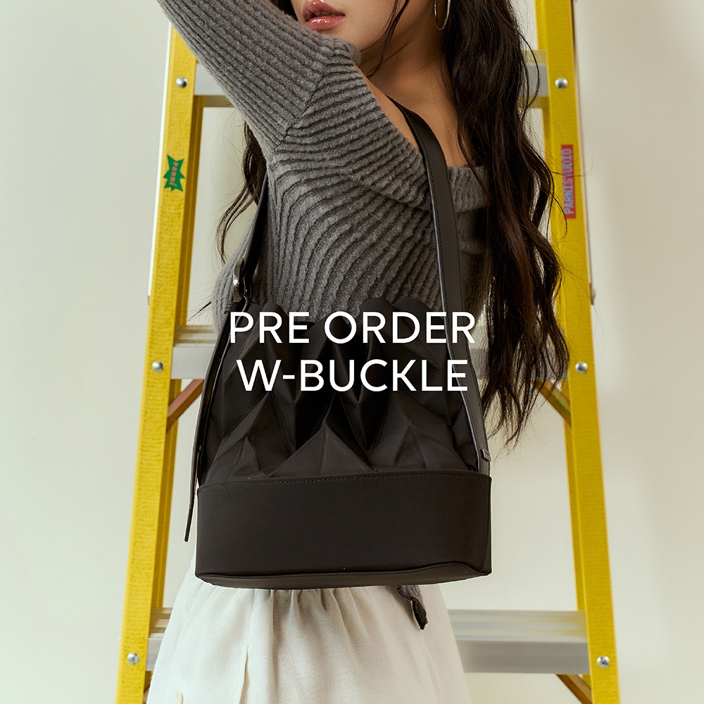 (Pre-order ship 31 OCT) Pavi Studio - W buckle กระเป๋าผ้าอัดพลีทลาย W สายหนังแท้ มี 4 สี