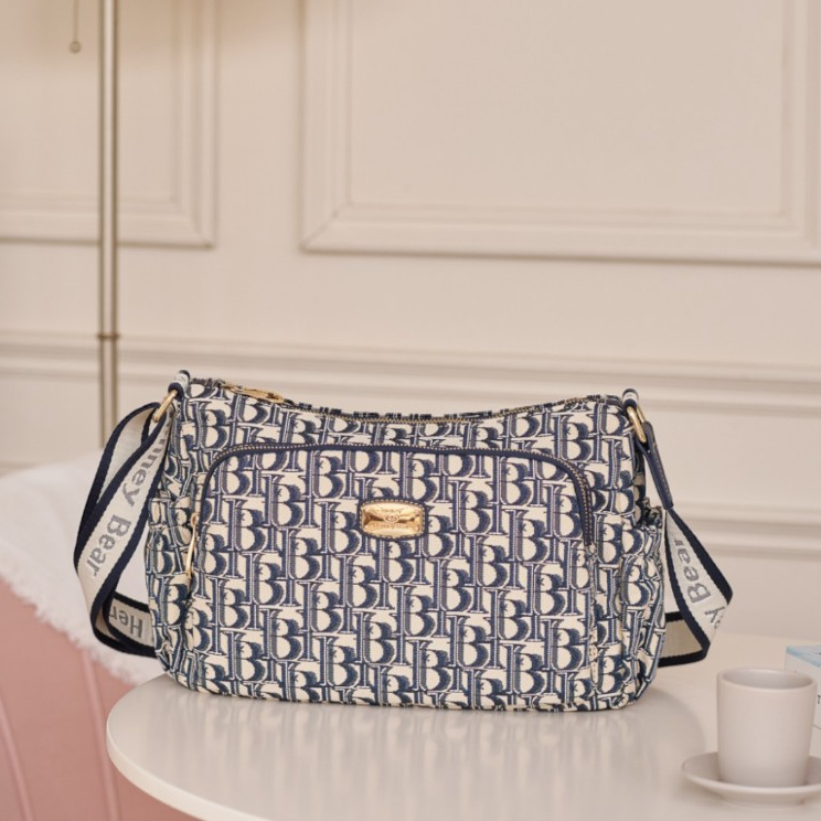 Henneybear-H1165 รุ่น AMONA ลาย HB กระเป๋าสะพายข้าง กระเป๋าถือ มาพร้อมสายสปอร์ตสุดพรีเมี่ยม COD