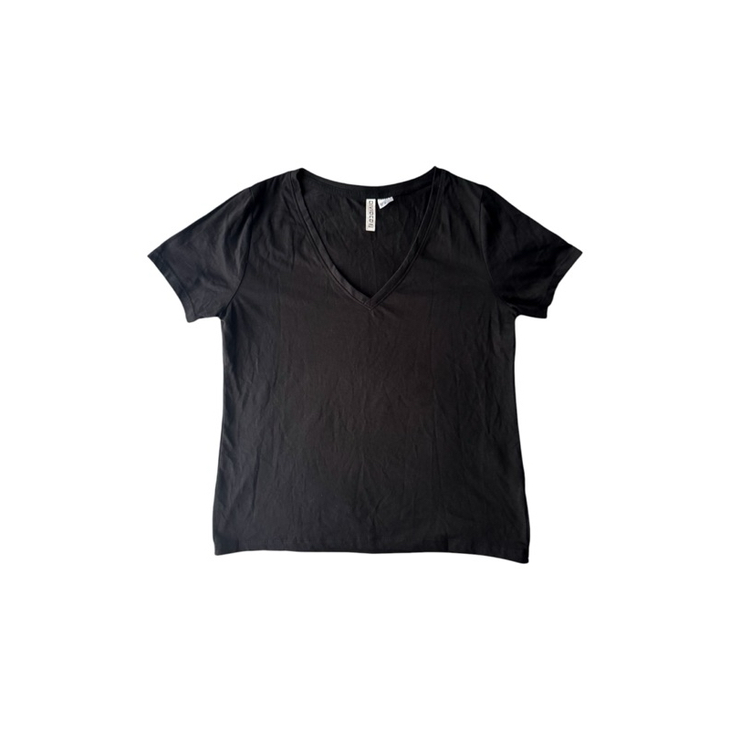 (เสื้อผ้ามือ2)Divided by H&M แท้‼️ เสื้อยืด คอวี สีพื้น เบสิค สีดำ - Size XS