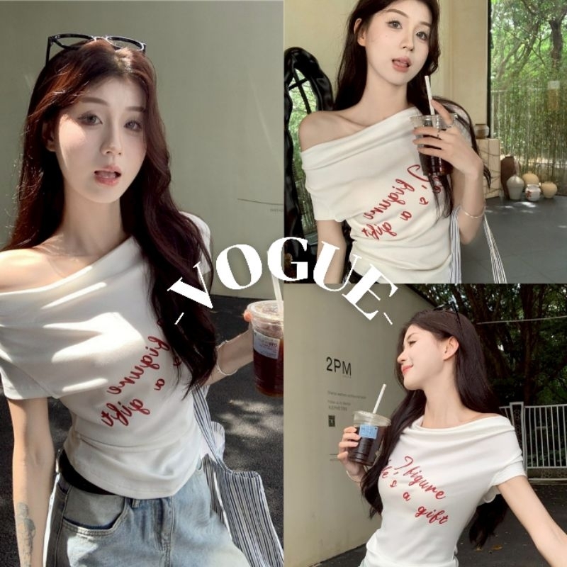Vogue🌟พร้อมส่ง🌟 เสื้อแขนสั้น เปิดไหล สีขาว ดีเทลสกีนตัวอักษร (FYB15)