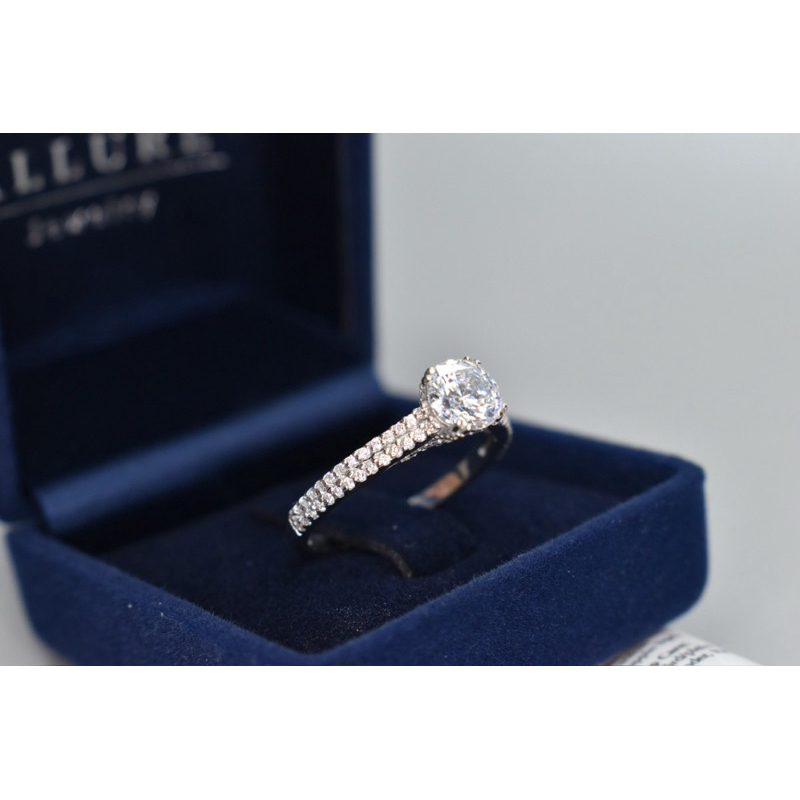 แหวนเพชรเงินแท้ 925 ชุบเคลือบทองคำขาว ประดับเพชร CZ Swiss diamond [ 𝐆𝐞𝐦𝐦𝐚 - 𝐀𝐥𝐥𝐮𝐫𝐞 𝐉𝐞𝐰𝐞𝐥𝐫𝐲 ] - รูปที่ 5