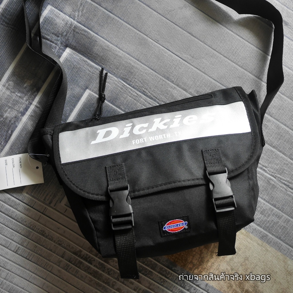 D/K สะพายข้างไซส์กลางลายคาดเทาเงิน ทรงคลาสสิก ฝาปิด 2 แป็กคู่