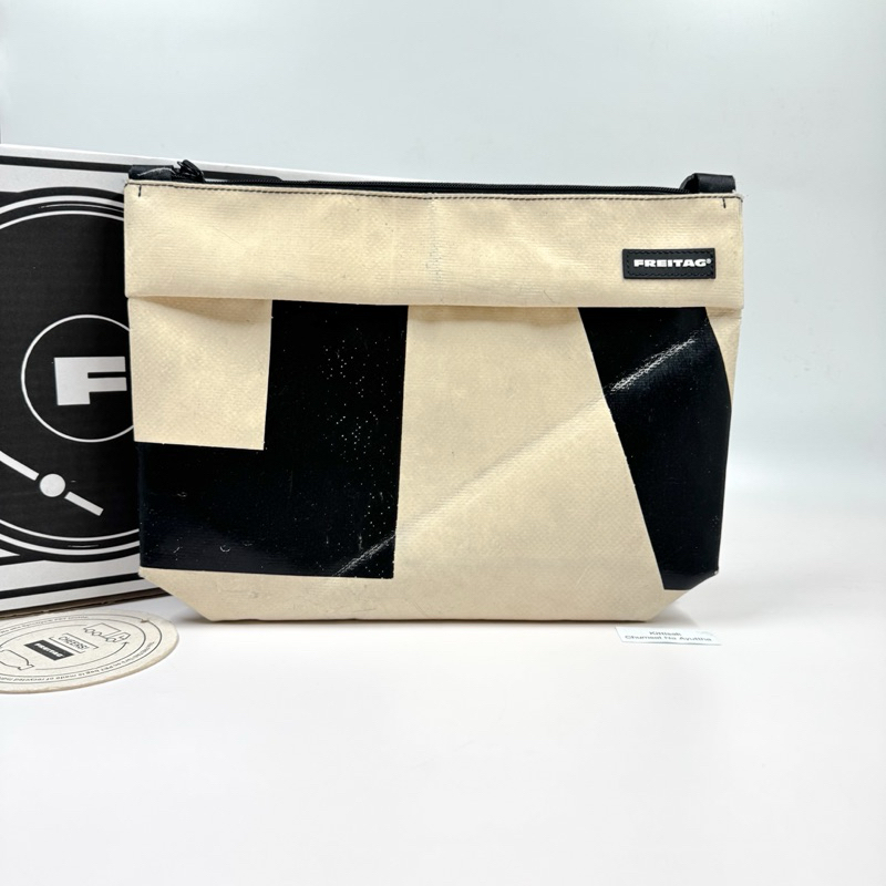 Freitag Lou ผ้าขาวครีมม⚪️⚪️⚫️