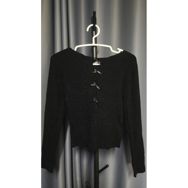 แบรนด์uiui.stuffsเสื้อแขนยาวไหมพรม แต่งดีเทลโบว์ด้านหน้า *สีดำ*