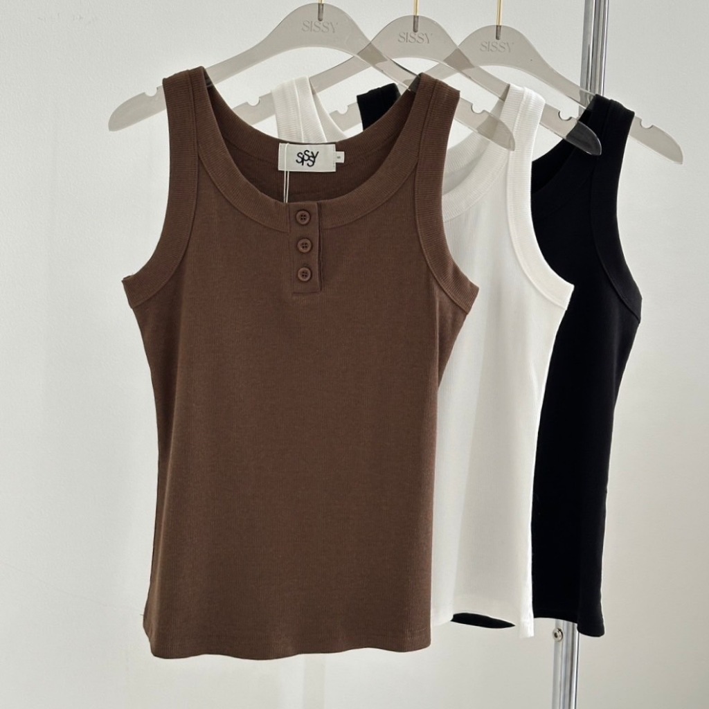 SISSY : เสื้อกล้ามสีพื้นคอกลม  แต่งกระดุมหน้าใช้งานได้จริง  ผ้าร่องเล็ก เย็บเก็บแต่งขอบคอและวงแขน  ผ้ายืดนุ่ม ใส่กระชับ