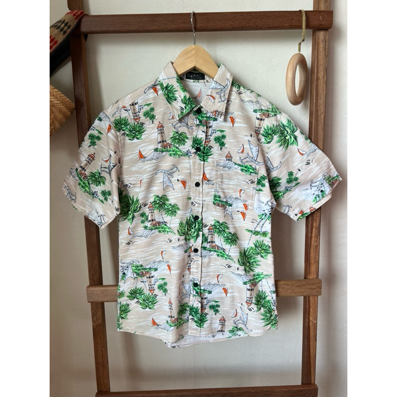Cotton shirt Hawaii สีเบจลายต้นมะพร้าว อก 33 ช่วงตัวกว้าง 33 ไหล่ 16 ยาว 24 ❌ตำหนิรูมดจี้ดด้านหลัง C