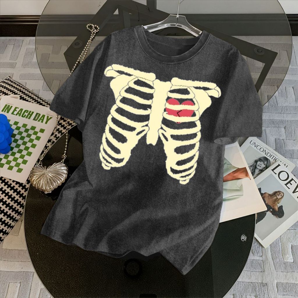 【My-T】🚀สไตล์อเมริกันวินเทจ สไตล์สตรีท เสื้อยืดโอเวอร์ไซส์“BONE"พิมพ์ลาย ผ้าCOTTON ผ้าคุณภาพสูง จัดส่งจากประเทศไทย