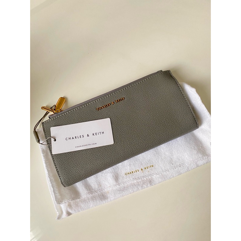 ส่งต่อกระเป๋าสตางค์ charles & keith ไม่แกะป้าย