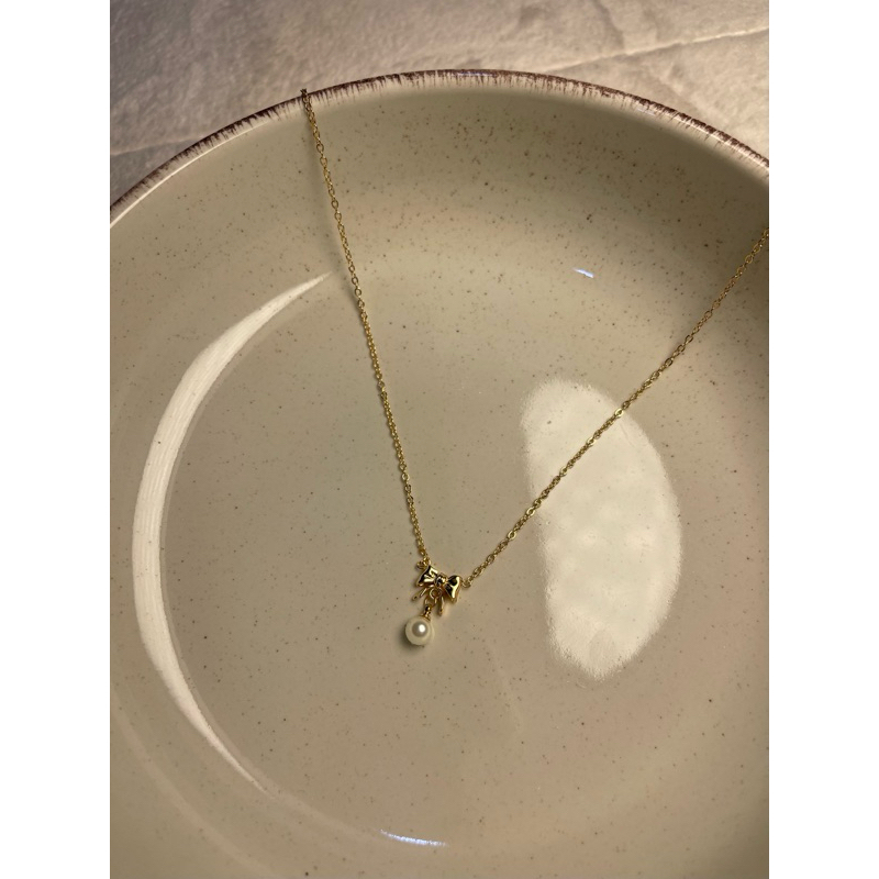 CLAIREN.BKK - Camille Necklace สร้อยคอจี้รูปโบ มีมุกแต่งห้อย ซุปเปอร์คิ้วที้ แมตช์ง่ายมาก ใส่ได้แบบ everday look (CL003)