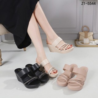 รองเท้าส้นสูง ส้นเตารีด สูง 3 นิ้ว เสริม platform 1 นิ้ว รุ่…