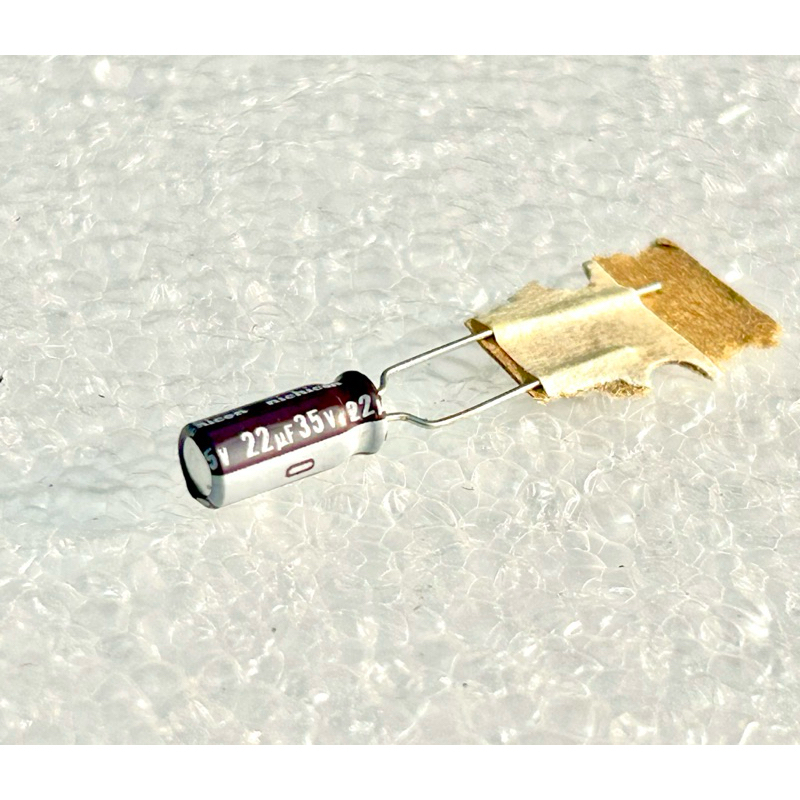 คาปาซิเตอร์  22uF 35V 105C NICHICON PM Series 5x11mm Extremely Low Impedance 35V22uF Aluminum Electrolytic Capacitor