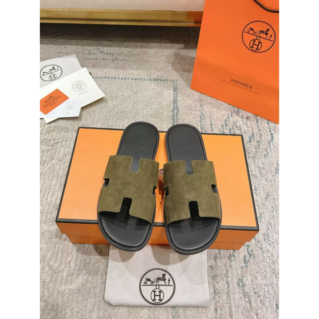 🌸 HERMES   แฟชั่นใหม่รอบหัวเปิดเท้ารองเท้าแตะสำหรับผู้ชาย