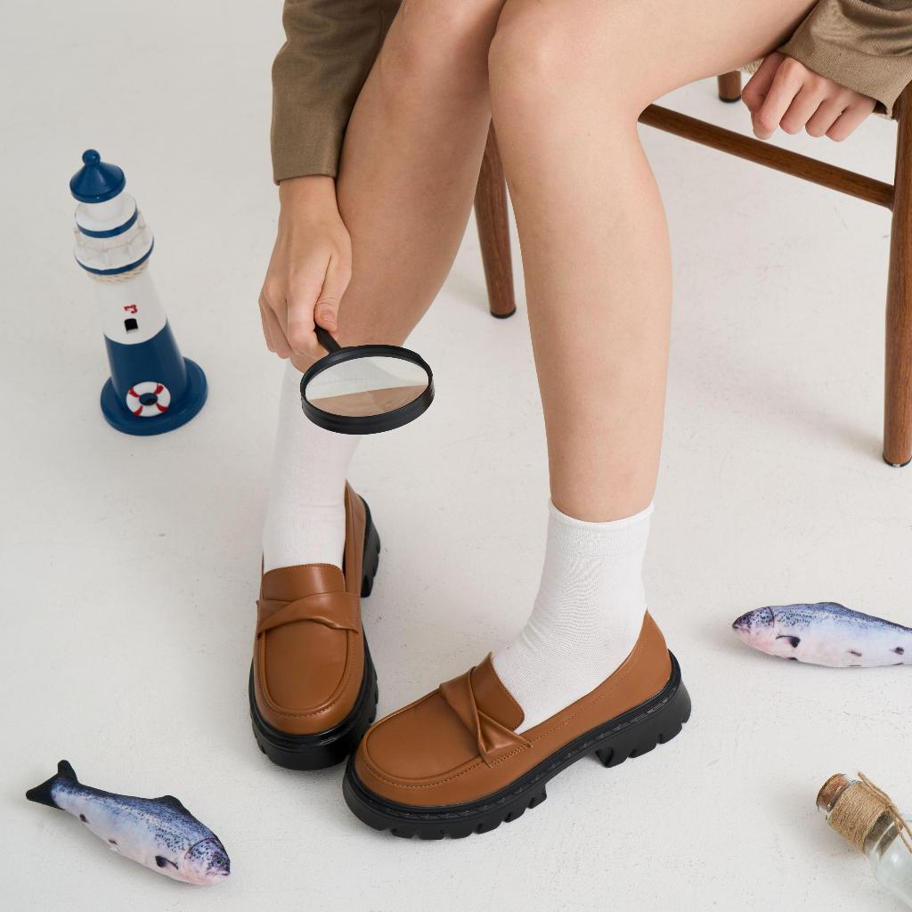 Mellowco รองเท้าโลเฟอร์วีแกนคาดหน้าทวิสต์ Loafer รุ่น Call Me Iris M1-D5001