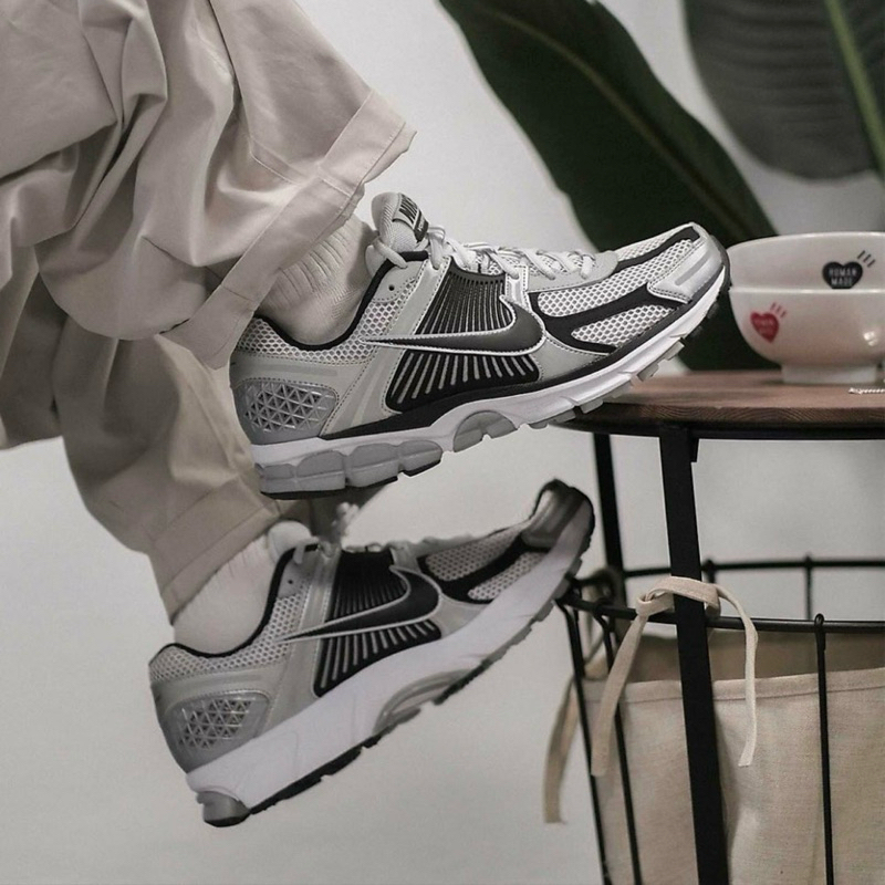 Nike Zoom Vomero 5 Metallic Silver Black แท้ 100%