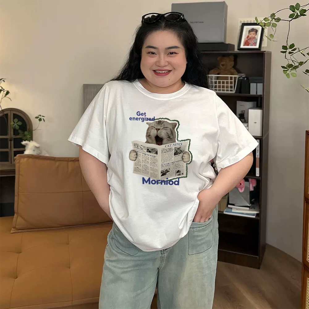 TeddyTee🐈 เสื้อผ้าแฟชั่น-เสื้อยืด oversize สวมใส่สบาย ลายพิมพ์ "Newspaper Cat" สไตล์เกาหลี  ไม่ต้องรีด แนวสตรีท