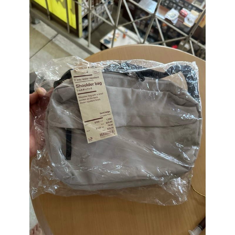 มูจิ กระเป๋าสะพายข้างกันละอองน้ำ  MUJI Water Repellent 2-Way Shoulder Bag  สีเบจ มือหนึ่งค่ะ