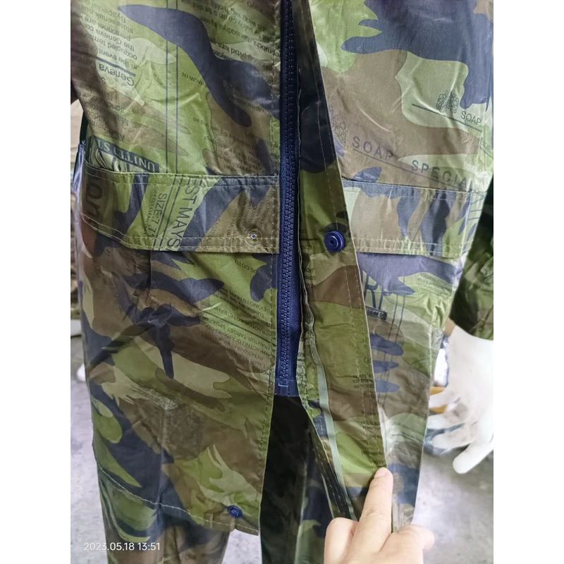 ชุดกันฝนเสื้อกางเกง มีฮูด ซิปและกระดุม เนื้อผ้า PVC thumbnail 9