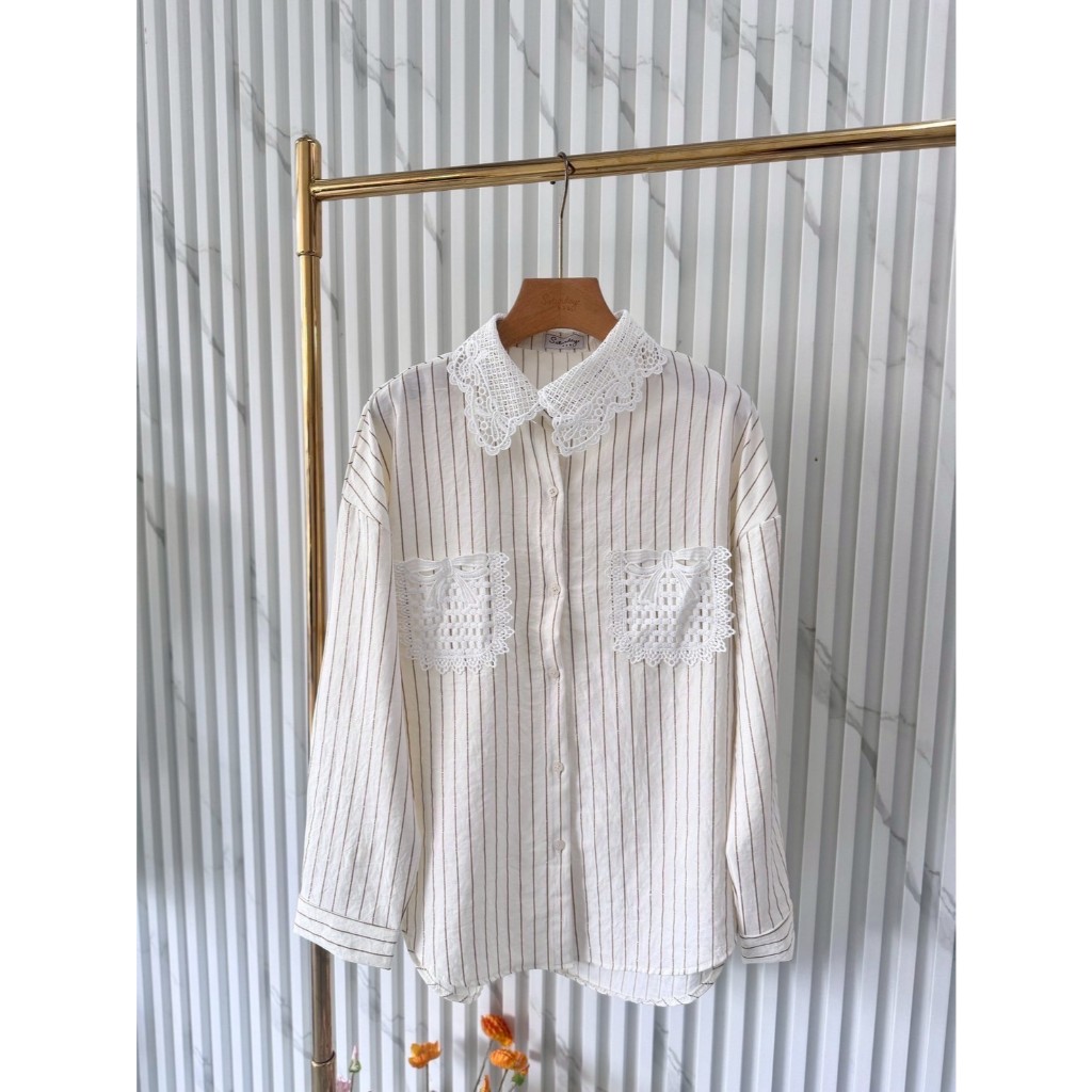 ป้าย Saturday เสื้อเชิ้ตผ้าริ้ว มีกลิตเตอร์วิ้ง ๆ ผ้าคอตตอนญุี่ปุ่น อก 42 นิ้ว ยาว 26 นิ้ว