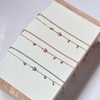 Floral gem bracelet กำไลดอกไม้2เลเยอร์ | @trophies.co