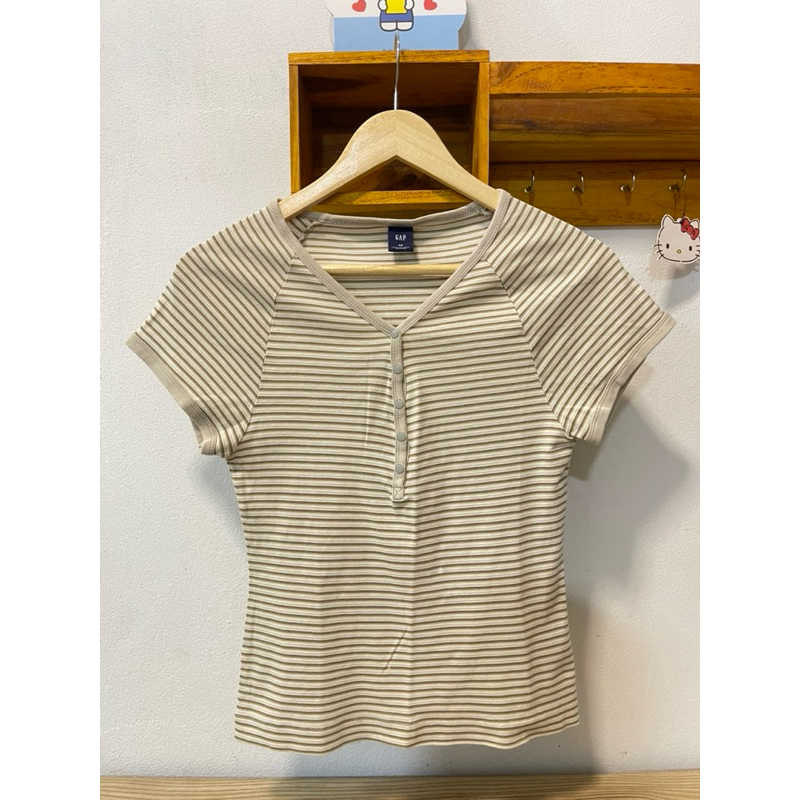 GAP เสื้อยืดคอวีลายทางเข้ารูปผ้าดีเว่อร์