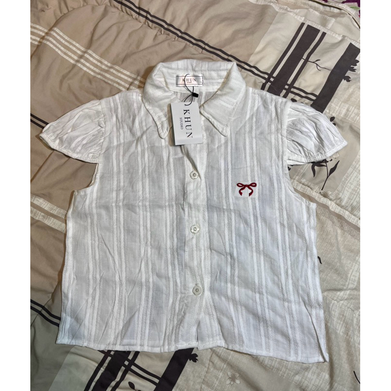 KHUN STUDIO เสื้อคอปกปักโบว์