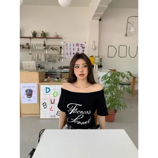 เสื้อยืดผู้หญิง เสื้อปาดไหล่ แขนสั้น เสือใส่สบาย โอเวอร์ไซส์ เสื้อเเขนสั้นผู้หญิง ผ้านิ่ม เข้ากับทุกสไตล์ได้ สไตล์วินเทจ