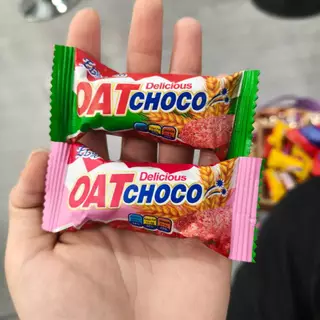 1 ห่อ ข้าวโอ๊ตอัดแท่ง รสสตอเบอรี่ กรอบ หอม อร่อย ทานคู่กับอะไรก็อร่อย (Oat Choco) ขนาด 400 กรัม