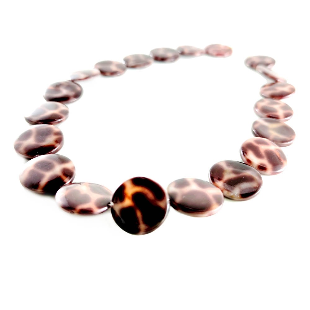ลูกปัดเปลือกหอยมุกแท้ลักษณะรูปทรงกลมแบนสีน้ำตาลลายยีราฟ Flat Round Brown Giraff Mother of Pearl ขนาด 20 mm - (LZ-0748)