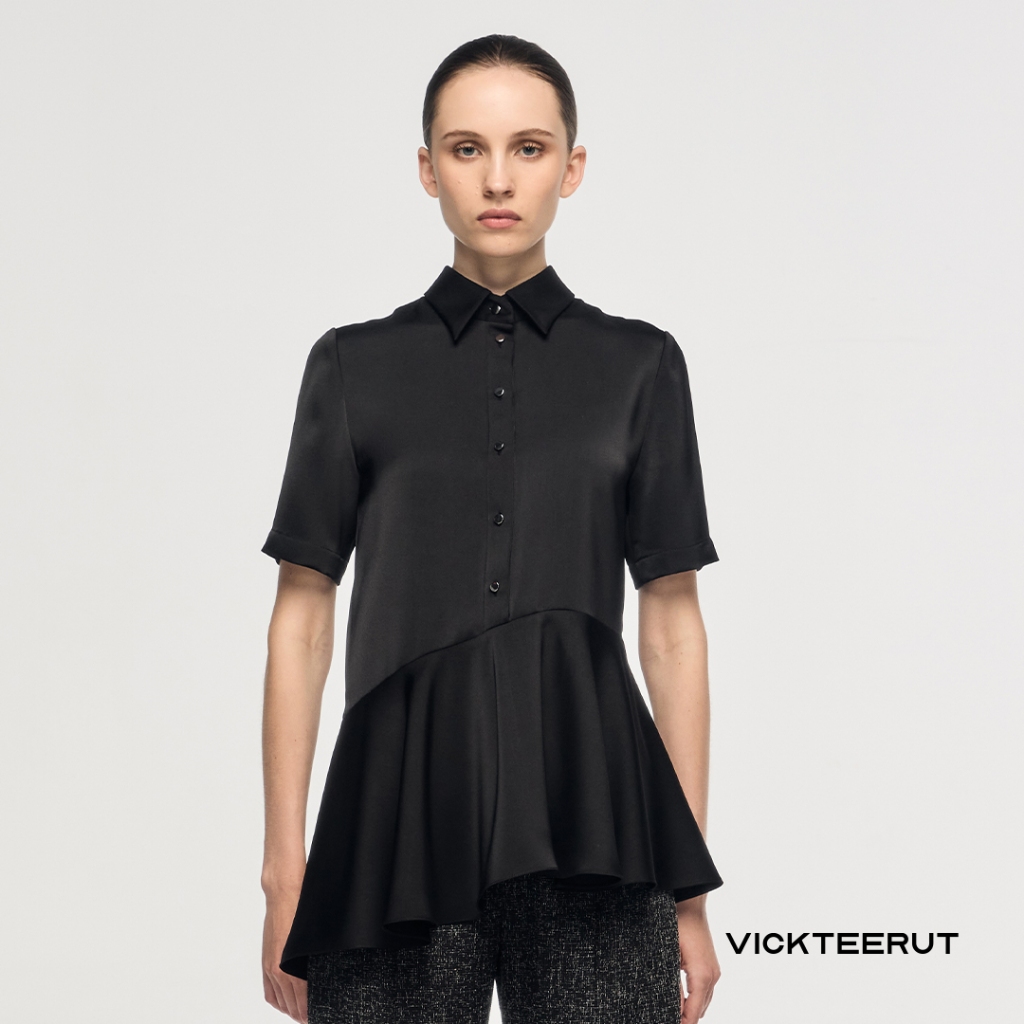 VICKTEERUT Re-Edition Shirt Sollar Short Sleeve Blouse with Frilled Hem เสื้อแขนสั้น คอปกเชิ้ต ชายระบาย