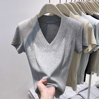 Y6Y -（ประเทศไทยส่ง）เสื้อยืดแขนสั้นคอวีสีเทา - เสื้อยืดรัดรูป…