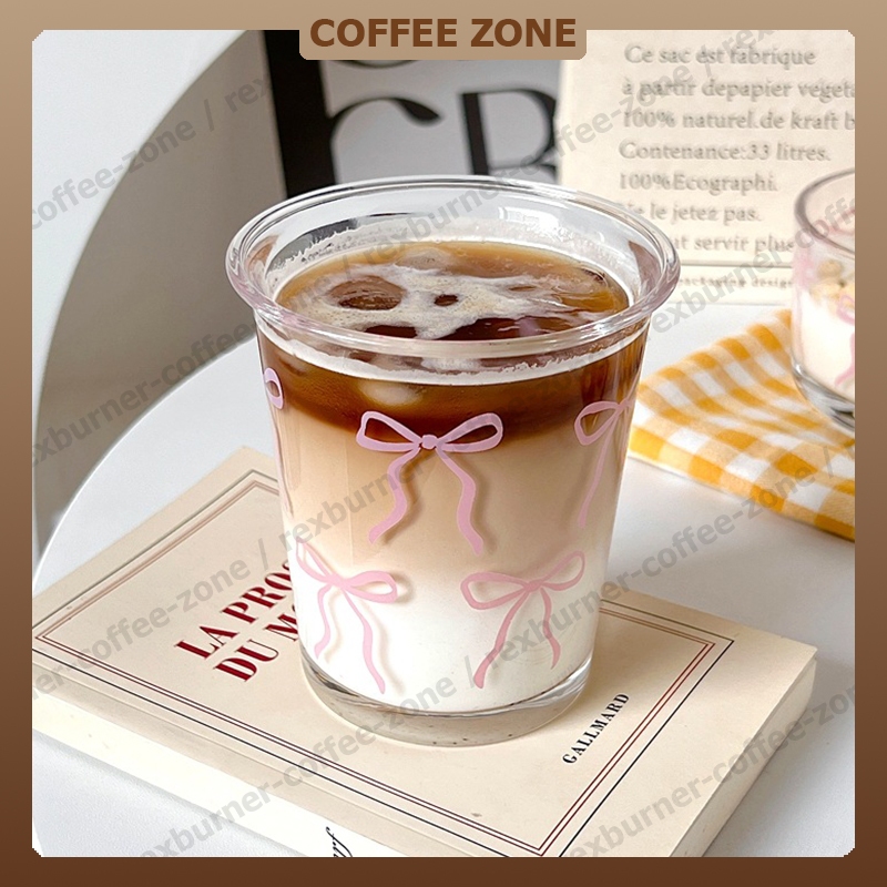 【สินค้าพร้อมส่ง】แก้วกาแฟ แก้วน้ำ ลายโบว์สีชมพู ถ้วยแก้วบอโลซิลิเกตสูง ทรงกลม สไตล์เกาหลี แก้วคาเฟ่ ดืมนม สำหรับร้านกาแฟ – โปรปัง