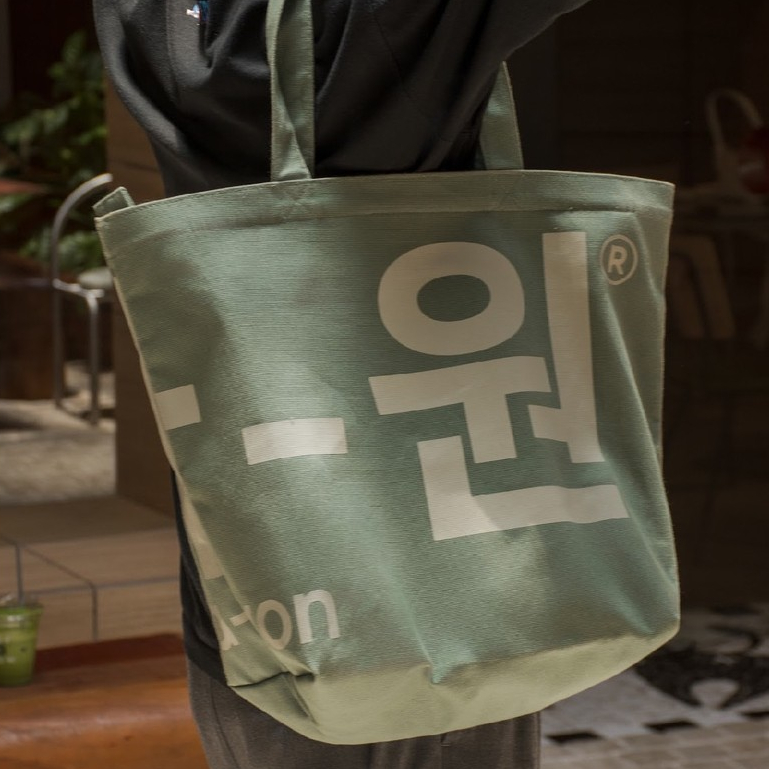 era-won กระเป๋าผ้า Medium Korea Bag มีซิป สี เขียวสกรีนขาว