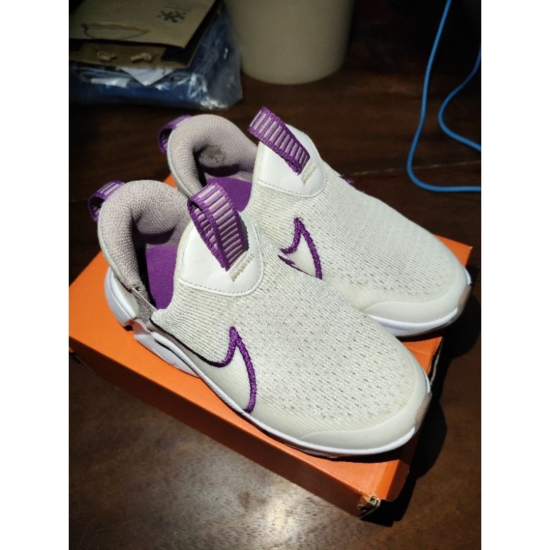 มือ2 รองเท้าเด็ก Nike ของแท้ สีครีมม่วง มีป้ายครบ ขนาดไซส์ 19ซม. Eur 31