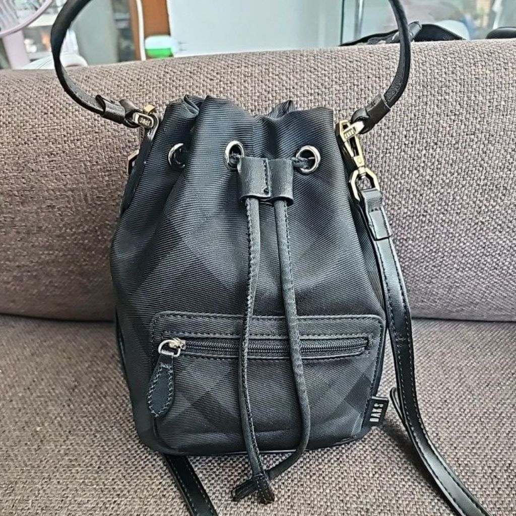 กระเป๋าทรงจีบผ้า Daks London