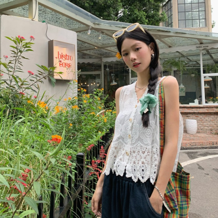 เสื้อคอวีทรงกั๊ก ผ้าฝ้ายงานเอียดลายฉลุดอกไม้ ถักชายไหมพรม ไม่บางใส่สบาย พร้อมส่งจากกทม.