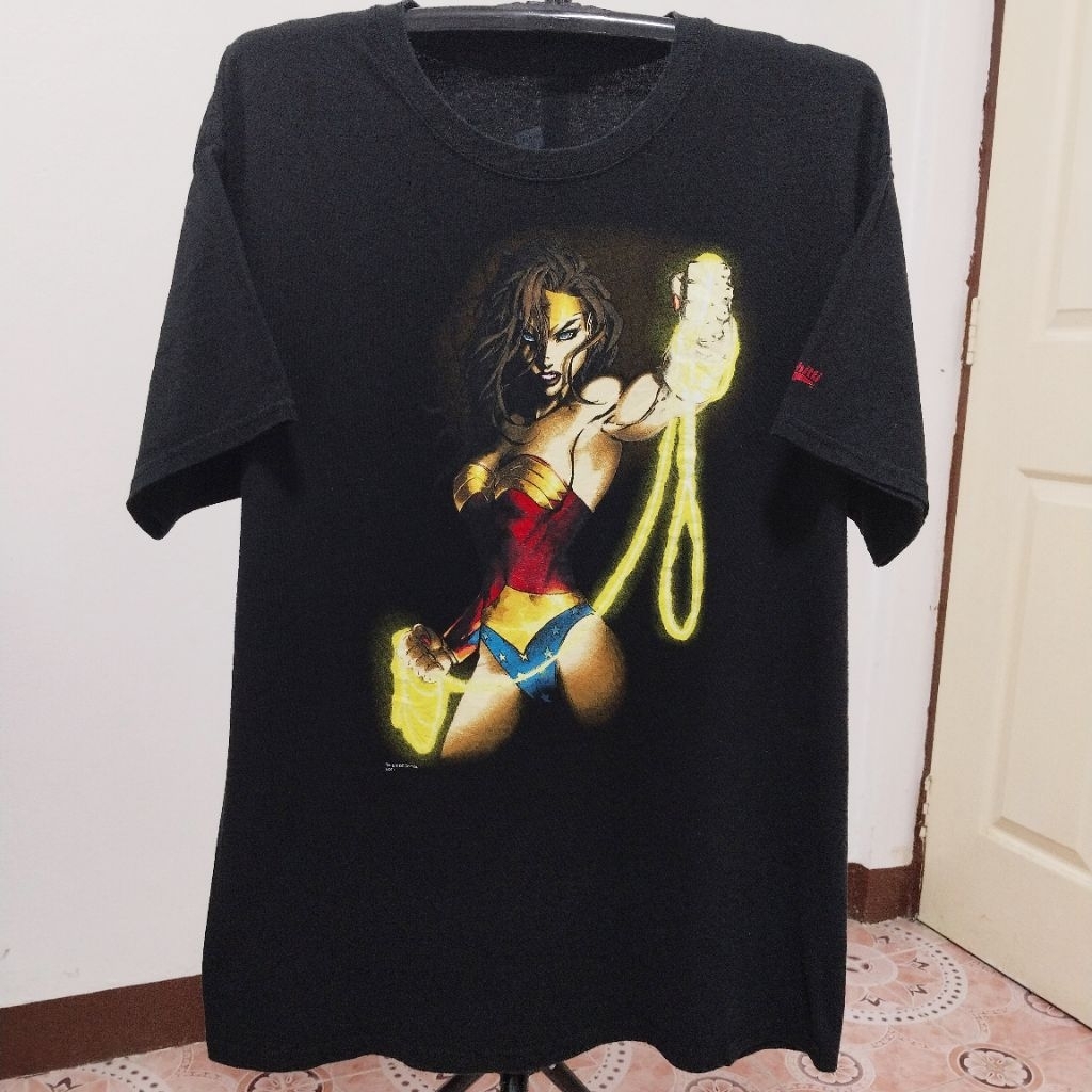 เสื้อยืดเปิดกระสอบมือ2 Wonder Woman Graphitti ตอกปี2006
