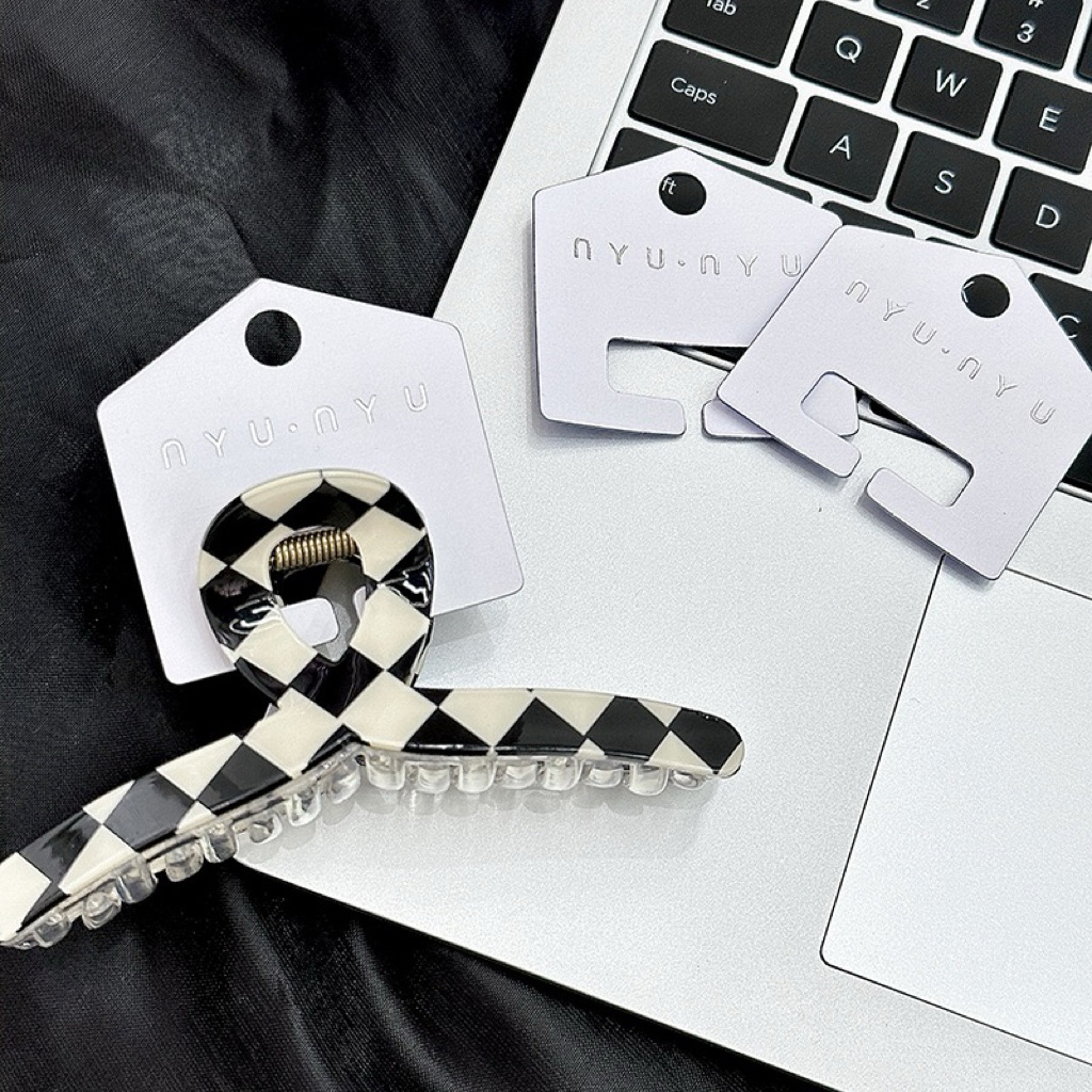 แป้นกิ๊ฟ  พลาสติก PVC (nyu•nyu) แผงกิ๊ฟ แป้นติดกิ๊ฟ  5.5x5.5 cm.