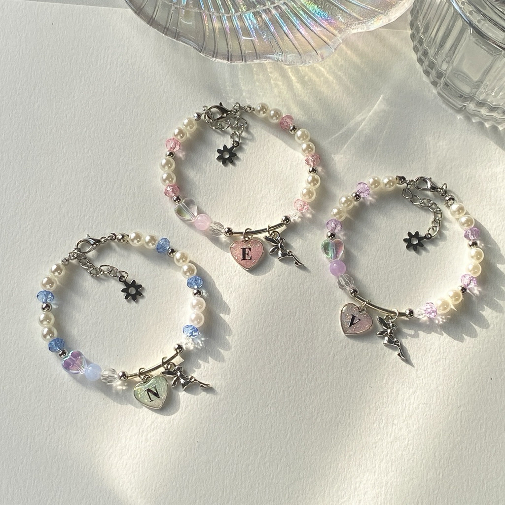 สร้อยข้อมือลูกปัด จี้รูปหัวใจ (เลือกตัวอักษร A-Z ได้ค่ะ)🩵🩷💜* แจ้งเพิ่มตัวอักษรในหมายเหตุ