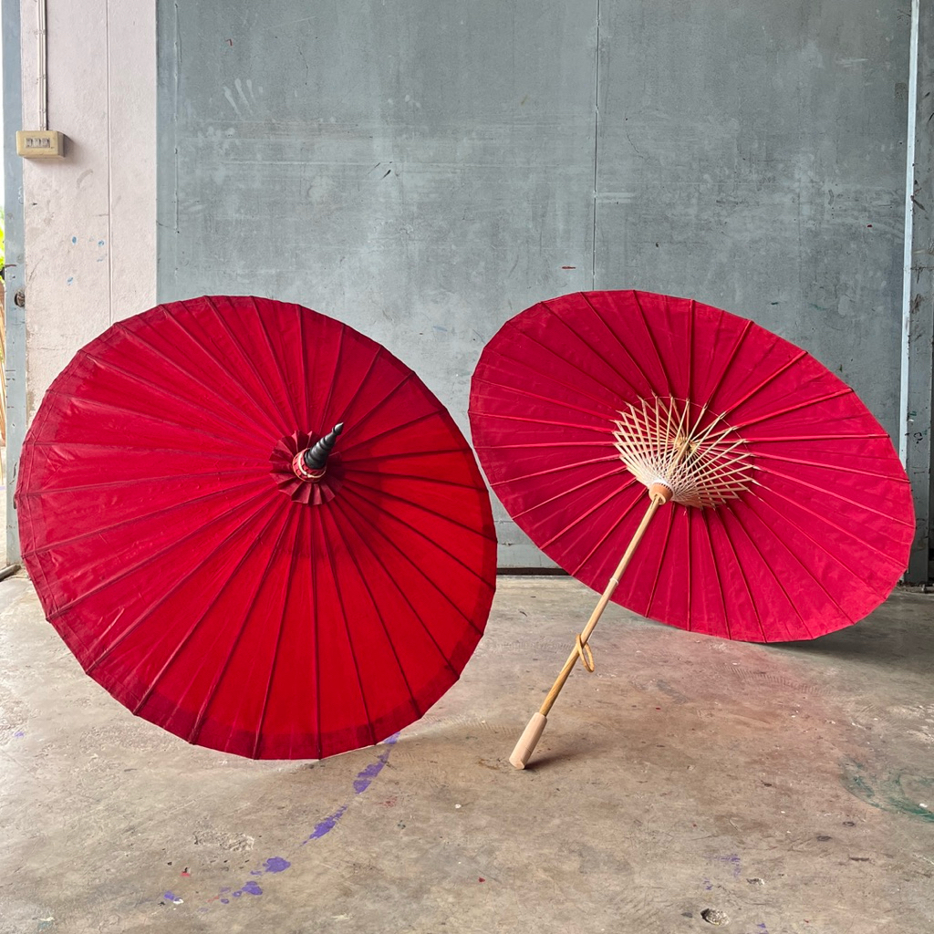 ร่มแม่วาง ร่มโบราณ เคลือบสีน้ำมัน หัวแหลมสีดำ ขนาดรัศมี 20 นิ้ว ด้ามยาว 1 เมตร