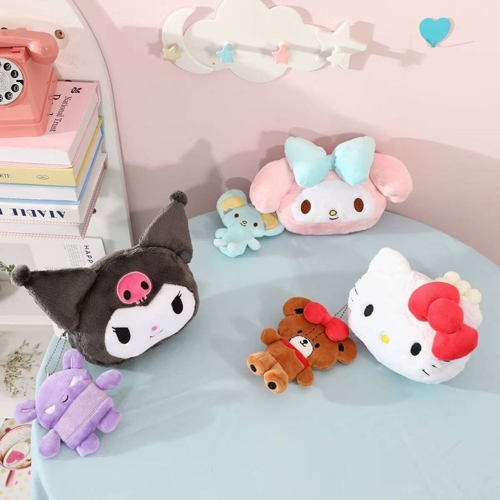 พวงกุญแจกระเป๋าห้อย Sanrio เป็นงานเซตคู่​ ขนาดประมาณ 18×12×16cm​ มี​ 3 ลาย ราคาคู่ละ 239 บาท