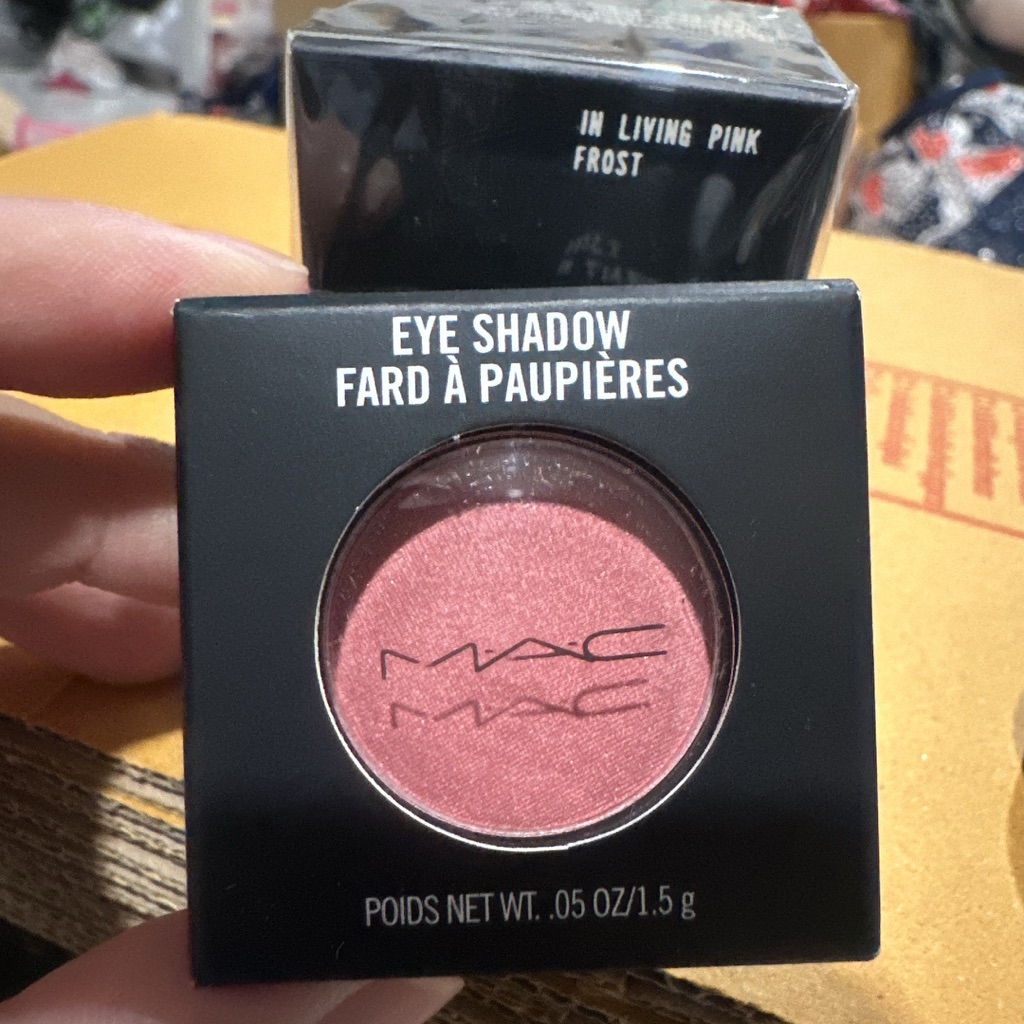 แท้💯% MAC Eyeshadow สี In Living Pink Frost มาใหม่โทนดิวอี้น่ารักมากๆค่ะ ปริมาณปกติ แท้ใหม่ พร้อมส่ง 💕