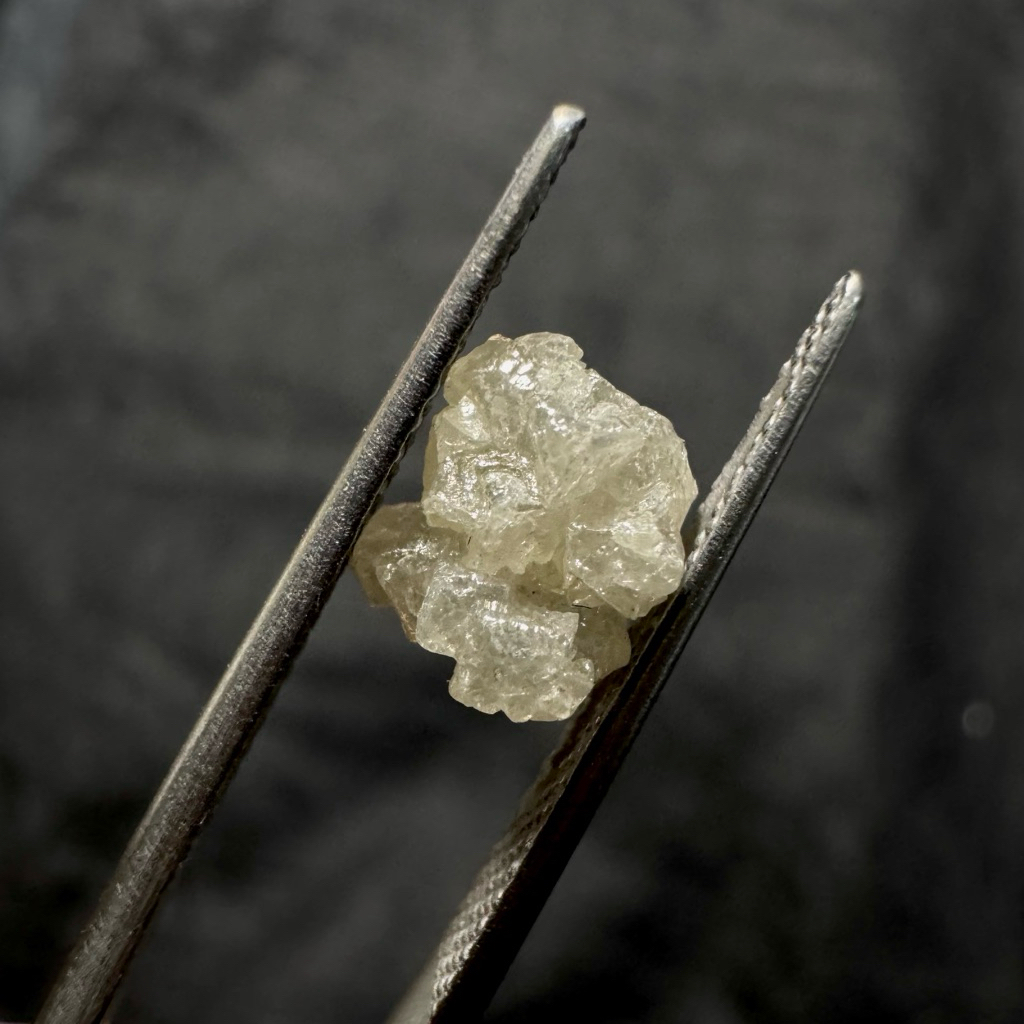 เพชรดิบธรรมชาติ สีขาว-เทา Rough Diamond ขนาด ~7.7*6.5 mm 1.8 ct