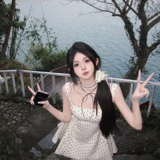 ชุดเดรสลายจุดสีขาวเล็กสไตล์ฝรั่งเศสย้อนยุค Yu Shuxin ฤดูใบไม้ผลิและฤดูร้อน 26 ใหม่ กระโปรงสั้นทรงพองสไตล์เจ้าหญิงระดับไฮ