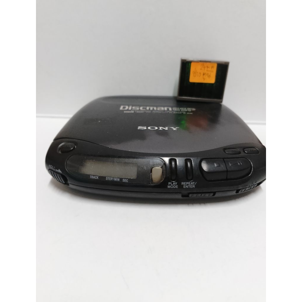 เครื่องเล่นซีดี SONY Discman ESP รุ่น D-235 ตัวเครื่องเปล่า ไม่ได้ทดสอบ มาไงขายยังงั้น ตีเป็นงานสะสม